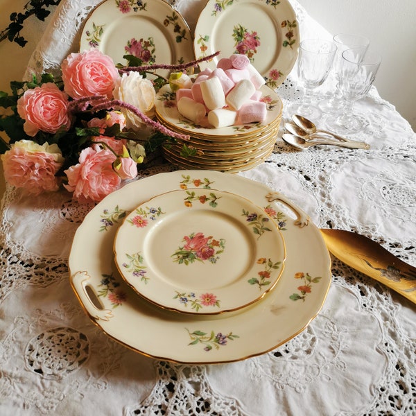 Service à dessert composé de douze assiettes et un plat à gâteaux en porcelaine Made in France, décoré avec un bouquet de fleurs cerclé d'or