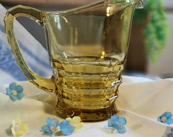 Pichet à eau ambré, pot à eau jaune en verre moulé avec des bulles en inclusion, jolis prismes de verre, petit pot, cruche, carafe en verre.