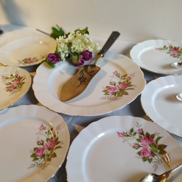 Service a dessert en porcelaine bavaroise, six assiettes à dessert et un plat à gâteau. Bavaria, filet d'or, motifs roses sur tiges.