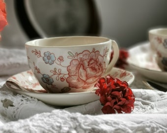 Tasses anglaises en lot de deux au décor fleuri de roses, production des frères Johnson, chinées en Angleterre. Tea time à l'anglaise.