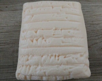古代象形文字が刻まれた粘土板。紀元後期のメソポタミアで発見された