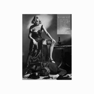 Pode incluir: Fotografia vintage em preto e branco de uma mulher em um vestido de cetim, segurando uma arma e um cigarro, com um homem no chão. Uma lista de regras é visível. Uma metralhadora está no chão.