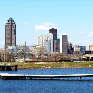Póster fotográfico de la ciudad de Des Moines, Iowa, con el horizonte y el estanque del parque MacCrae, 18 x 24