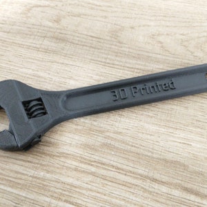 Llave manual ajustable con forma de media luna impresa en 3D (añadir texto personalizado)