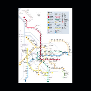 Puede incluir: Un mapa detallado del metro con líneas de varios colores, incluyendo rojo, verde, azul y amarillo. El mapa presenta numerosos nombres de estaciones y una leyenda en la esquina superior derecha. El fondo es negro.