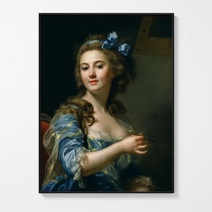Op de afbeelding: Een ingelijste prent van een klassiek portret van een vrouw in een blauwe jurk met gouden accenten. Ze heeft een blauwe strik in haar haar en houdt een penseel vast. De achtergrond is donker, met een vleugje ezel.