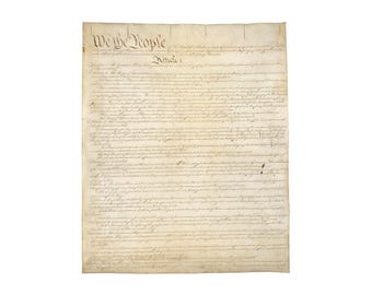 Pode incluir: Um documento de pergaminho antigo com as palavras "We the People" no topo e o texto do Artigo 1 abaixo. O papel amarelado e enrugado sugere valor histórico. A escrita é cursiva.