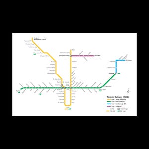 Op de afbeelding: Een metrokaart van Toronto uit 2018 met vier kleurgecodeerde lijnen: geel voor lijn 1 Yonge-University, groen voor lijn 2 Bloor-Danforth, blauw voor lijn 3 Scarborough en paars voor lijn 4 Sheppard, inclusief stationsnamen en overstap-symbolen.