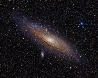 Pôster artístico com foto da galáxia de Andrômeda, espiral espacial, estrelas e campo estelar.