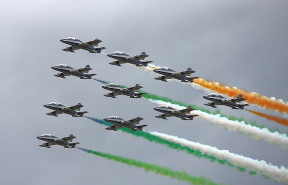 aviones de combate en formación