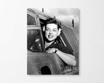 Foto e poster della pilota WASP Elizabeth L. Gardner a Harlingen Field, Texas, durante la Seconda Guerra Mondiale.
