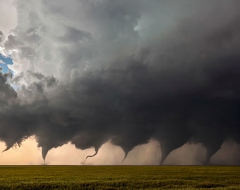 Fotomontaggio di un'immagine composita: formazione di tornado, foto di tornado, poster artistico.