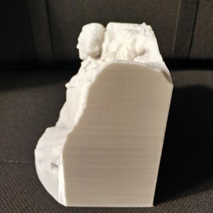 Pu&ograve; includere: Scultura in 3D stampata in bianco di un gruppo di persone sedute insieme. La scultura &egrave; dettagliata e ha una finitura liscia e opaca.
