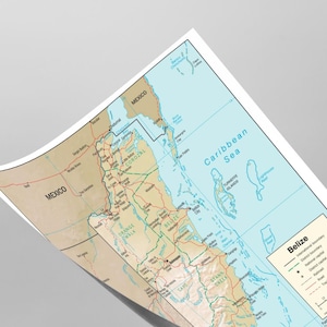 Puede incluir: Un mapa detallado de Belice, con el Mar Caribe y los países vecinos. El mapa incluye características geográficas, carreteras y nombres de ciudades. El mapa está impreso en papel blanco con una ligera curva.