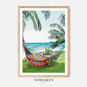 Op de afbeelding: Een ingelijste aquarelprint met een kleurrijke, gestreepte hangmat die tussen twee palmbomen op een grasachtig strand hangt. De hangmat is voorzien van het woord NICARAGUA in dikke letters. De oceaan en een kleine zeilboot zijn in de verte zichtbaar.
