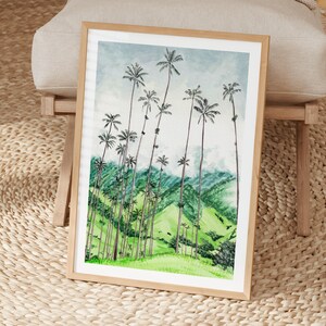 Pode incluir: Uma impress&atilde;o em aquarela emoldurada de altas palmeiras em um vale verde exuberante. A obra de arte apresenta um c&eacute;u azul claro e colinas verdes onduladas, com as esbeltas palmeiras subindo. A moldura &eacute; feita de madeira clara.