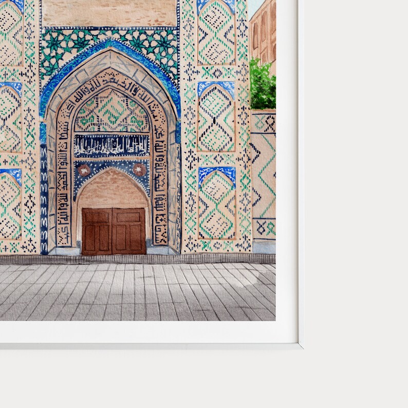 Pu&ograve; includere: Un dipinto ad acquerello dell'ingresso di una moschea con intricati motivi di piastrelle blu, verdi e bianche. L'ingresso &egrave; ad arco e ha una porta in legno.
