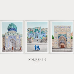 Può includere: Tre stampe incorniciate di una moschea in Uzbekistan. Le stampe presentano intricate piastrelle in tonalità di blu, verde e bianco. La mosquée ha una grande cupola e minareti. Le stampe sono perfette per aggiungere un tocco di cultura e bellezza alla tua casa.