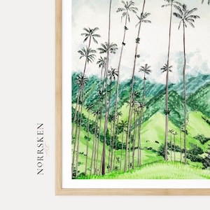 Pode incluir: Pintura em aquarela de uma paisagem exuberante com altas palmeiras e colinas verdes. A obra de arte tem uma sensa&ccedil;&atilde;o leve e arejada com tons suaves de verde e azul. O nome do artista, NORRSKEN Art, est&aacute; impresso verticalmente no lado esquerdo da moldura.