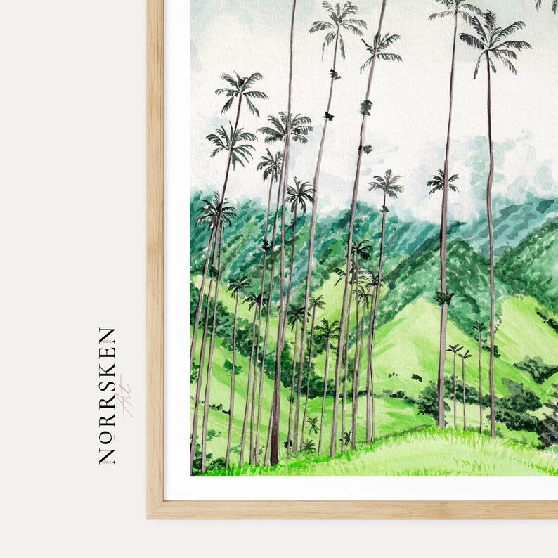 Pode incluir: Pintura em aquarela de uma paisagem exuberante com altas palmeiras e colinas verdes. A obra de arte tem uma sensa&ccedil;&atilde;o leve e arejada com tons suaves de verde e azul. O nome do artista, NORRSKEN Art, est&aacute; impresso verticalmente no lado esquerdo da moldura.
