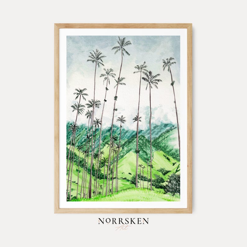 Pode incluir: Impress&atilde;o em aquarela de uma paisagem com altas palmeiras em um fundo de colinas verdes e um c&eacute;u nublado. A obra de arte &eacute; emoldurada em uma moldura de madeira clara. O nome do artista, NORRSKEN Art, &eacute; impresso na parte inferior.