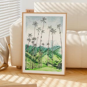 Pode incluir: Uma impress&atilde;o emoldurada em aquarela com uma paisagem de altas palmeiras em uma colina verde. A obra de arte tem um c&eacute;u azul claro e uma moldura de madeira. O estilo lembra uma pintura em aquarela.