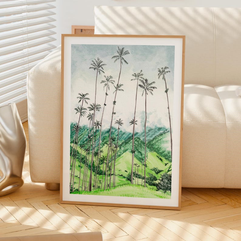 Pode incluir: Uma impress&atilde;o emoldurada em aquarela com uma paisagem de altas palmeiras em uma colina verde. A obra de arte tem um c&eacute;u azul claro e uma moldura de madeira. O estilo lembra uma pintura em aquarela.