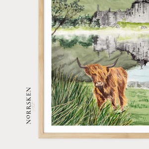 Puede incluir: Impresi&oacute;n en acuarela de una vaca de las Tierras Altas en un campo de hierba alta, con un lago y un castillo al fondo. La obra de arte utiliza tonos verdes, marrones y grises. El texto "NORRSKEN" es visible en la esquina inferior izquierda.