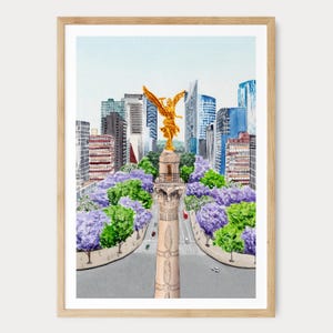 Puede incluir: Pintura a la acuarela de un paisaje urbano con una estatua dorada sobre una columna, con un telón de fondo de edificios modernos. La obra de arte muestra una amplia avenida bordeada de árboles y flores moradas, enmarcada en madera clara. El cielo es azul claro.