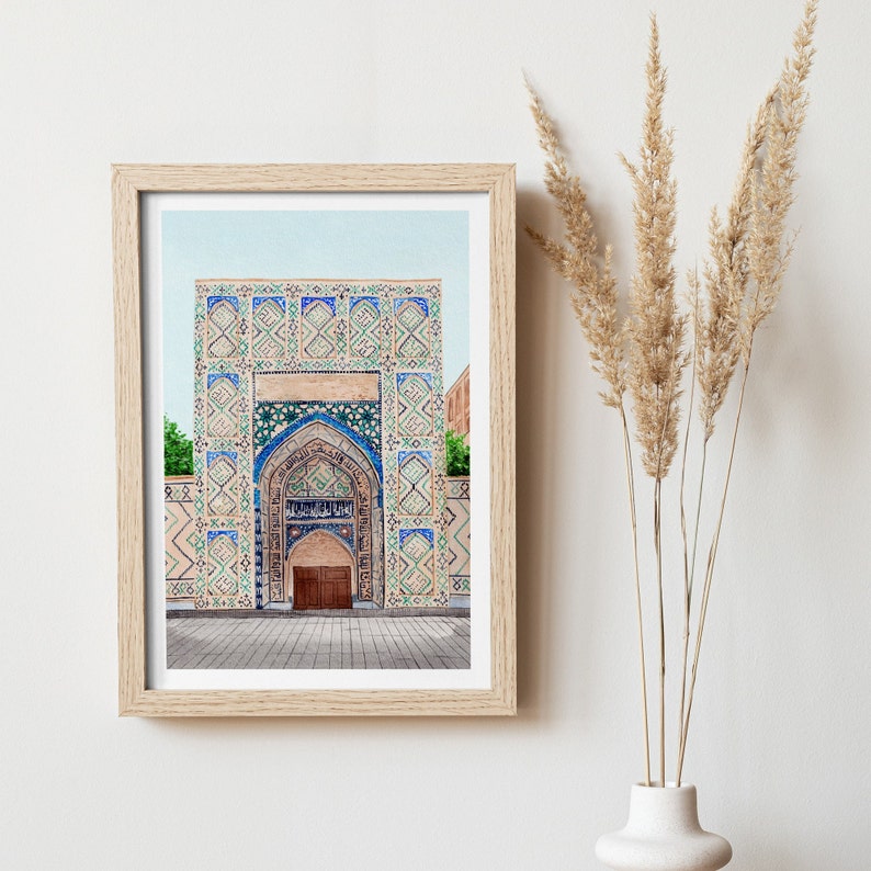 Pu&ograve; includere: Un dipinto ad acquerello incorniciato di un arco ornamentale e colorato con una porta in legno. L'arco &egrave; decorato con intricati motivi geometrici in tonalit&agrave; di blu, verde e bianco. Lo sfondo &egrave; un cielo azzurro chiaro.