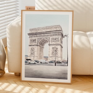 K&ouml;nnte beinhalten: Ein gerahmter Druck mit einer detaillierten Feder- und Tinte-Illustration des Arc de Triomphe in Paris. Das Kunstwerk f&auml;ngt die architektonischen Details des Denkmals ein, mit Autos und Stra&szlig;enlaternen. Der Druck ist in einem Holzrahmen.