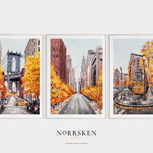 Puede incluir: Tres acuarelas de paisajes urbanos de Nueva York en oto&ntilde;o. La primera pintura muestra una vista del puente de Manhattan con &aacute;rboles amarillos que bordean la calle. La segunda pintura muestra una calle bordeada de &aacute;rboles amarillos y edificios. La tercera pintura muestra una esquina de calle con una farola y &aacute;rboles amarillos.