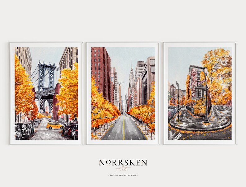 Puede incluir: Tres acuarelas de paisajes urbanos de Nueva York en oto&ntilde;o. La primera pintura muestra una vista del puente de Manhattan con &aacute;rboles amarillos que bordean la calle. La segunda pintura muestra una calle bordeada de &aacute;rboles amarillos y edificios. La tercera pintura muestra una esquina de calle con una farola y &aacute;rboles amarillos.