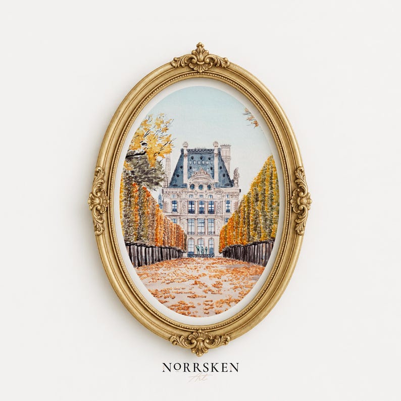 K&ouml;nnte beinhalten: Ein ovales, goldgerahmtes Aquarell zeigt ein europ&auml;isches Geb&auml;ude mit blauem Dach, flankiert von Baumreihen mit Herbstlaub. Das Gem&auml;lde ist vor einem wei&szlig;en Hintergrund platziert, mit dem K&uuml;nstlernamen NORRSKEN ART am unteren Rand.