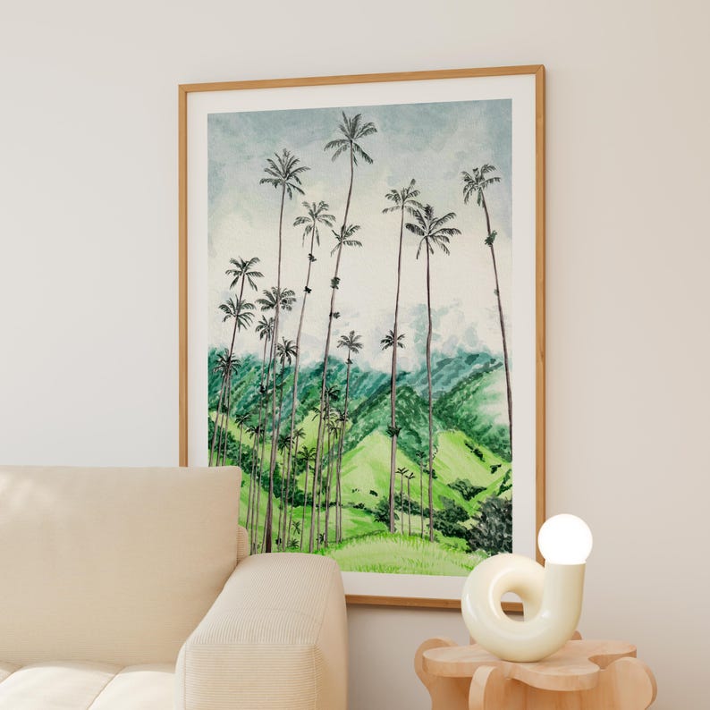 Pode incluir: Impress&atilde;o em aquarela de altas palmeiras em um vale verde, contra um c&eacute;u azul claro. A obra de arte &eacute; emoldurada em uma moldura de madeira marrom clara. A cena evoca uma sensa&ccedil;&atilde;o de tranquilidade e beleza natural.