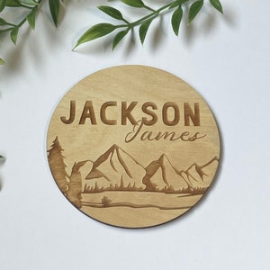 Plaque de nom de bébé thème de la montagne, signe de faire-part de naissance, signe de nom en bois, cadeau de fête de bébé, disque de nom