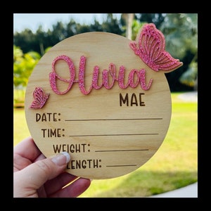 Anuncio de nacimiento de mariposa brillante, signo de estadísticas de nacimiento de mariposa. Regalo de niña