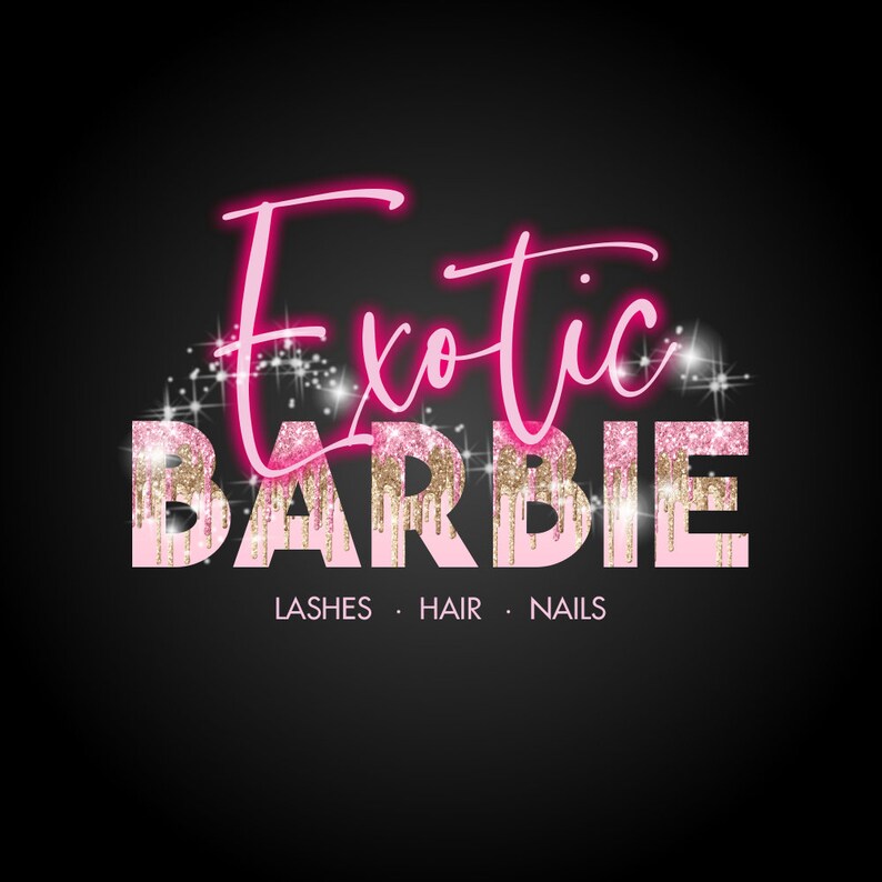 Puede incluir: Logotipo con el texto "Exotic Barbie" en letras rosas y doradas brillantes. Las palabras "Lashes, Hair, Nails" est&aacute;n debajo, todo sobre un fondo negro con efectos brillantes.