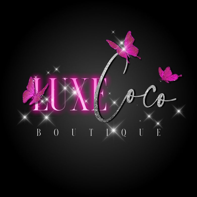 K&ouml;nnte beinhalten: Logo f&uuml;r die Luxe Coco Boutique mit dem Text "LUXE Coco BOUTIQUE". "LUXE" ist in leuchtendem Pink-Neon gehalten, "Coco" in silberner Glitzerschrift. Drei pinkfarbene Glitzer-Schmetterlinge und glitzernde Sterne sind ebenfalls abgebildet. Der Hintergrund ist schwarz.