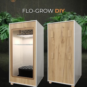 Könnte beinhalten: Ein weißer Schrank mit Holzoptik, einer Glastür und Regalen. Der Schrank ist mit "FLO-GROW DIY" beschriftet und hat ein kleines Licht im Inneren. Der Schrank steht auf einem Holzboden.
