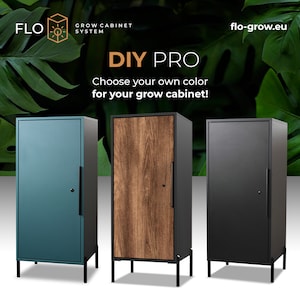 Puede incluir: Tres armarios de cultivo en verde azulado, veta de madera y negro, cada uno con marco y asa negros. Los armarios se apoyan sobre patas negras. El texto dice "DIY PRO" y "¡Elige tu propio color para tu armario de cultivo!"