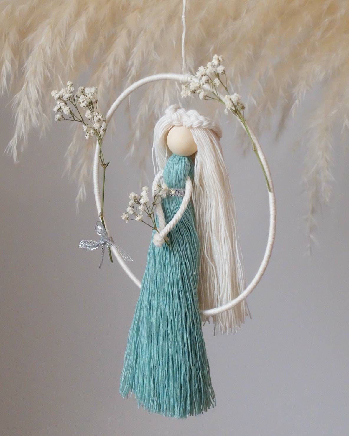 Poupée en Macramé Fée à Suspendre Ange Coton Décoration Bohème Féerique Poétique avec de Vrais Fleur