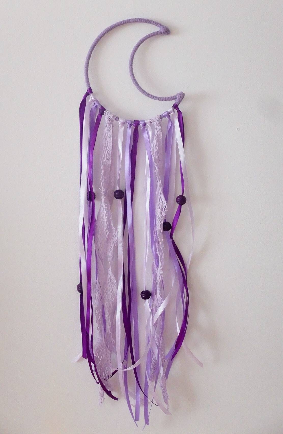 Attrape Rêve en Forme de Lune Original et Poétique Composé Ruban, Dentelle, Perle Bois Pièce Unique 