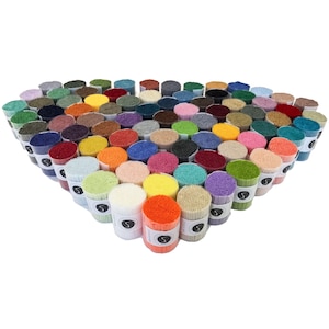 K&ouml;nnte beinhalten: Eine Sammlung von 50 bunten Garnrollen, die in Herzform angeordnet sind. Die Rollen bestehen aus einem weichen, flauschigen Material und sind perfekt f&uuml;r Bastelprojekte.