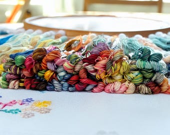 12 nystan broderigarn i förpackning med broderigarn för korsstygnsarmband