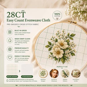 Peut inclure: Un emballage de tissu 28CT Easy Count Evenweave en coton à 100 % avec des grilles vertes solubles à l'eau. Un tambour à broder en bois présente un motif floral au point de croix avec des pétales blancs et des feuilles vertes sur le tissu.