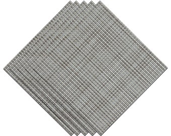 Puede incluir: Juego de cinco manteles individuales tejidos en gris y blanco. Los manteles individuales están hechos de un material texturizado y tienen un brillo sutil.
