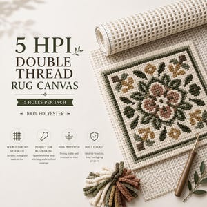 Puede incluir: Un lienzo para alfombras de doble hilo de 5 HPI hecho de 100% poliéster, con un patrón floral cuadrado en tonos verde, marrón y crema. El conjunto incluye un lienzo enrollado, una herramienta de gancho y un manojo de hilo a juego.