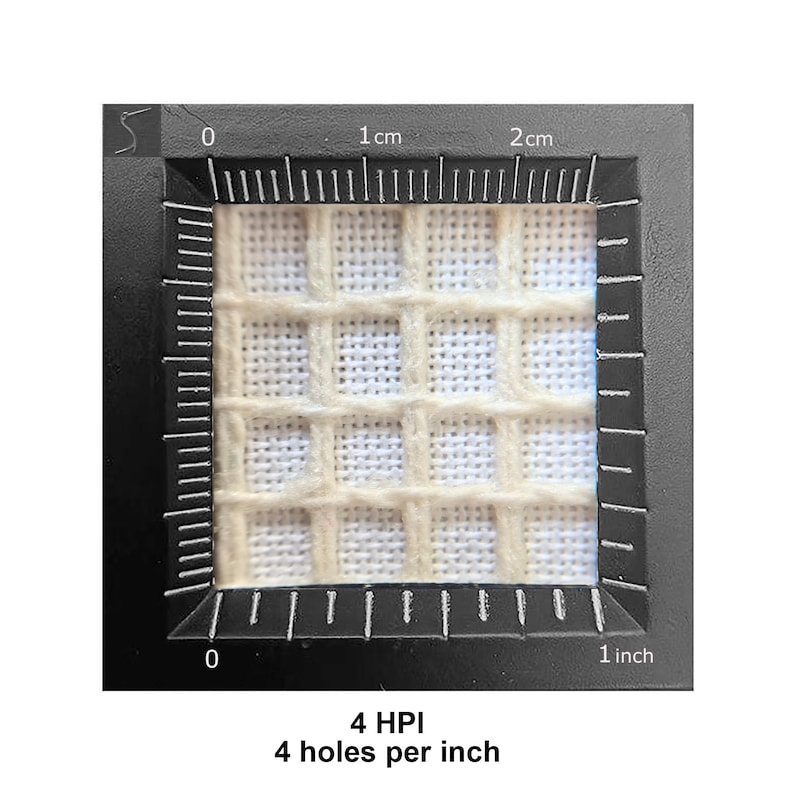 Puede incluir: Una pieza cuadrada de lienzo de pl&aacute;stico color hueso con un patr&oacute;n de cuadr&iacute;cula, enmarcada por una herramienta de medici&oacute;n negra que muestra 2,54 cm de ancho. El texto inferior indica 4 HPI y 4 agujeros por pulgada de densidad.