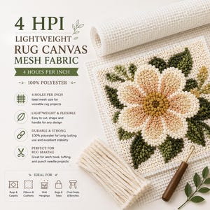 Könnte beinhalten: Eine Rolle aus leichtem 4 HPI Polyester-Teppichleinen mit 4 Löchern pro Zoll. Das Gewebe zeigt ein florales Knüpfdesign mit cremefarbenem, gelbem und dunkelgrünem Garn, ergänzt durch ein Werkzeug mit Holzgriff und weiße Garnstränge.